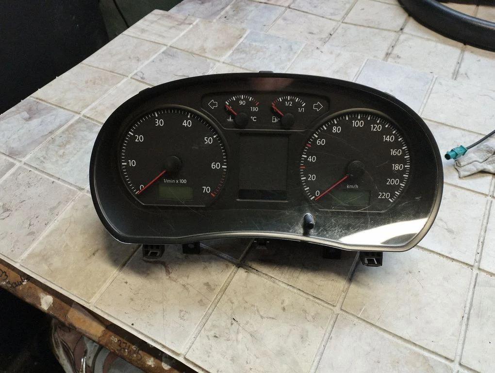 Speedometer (instrument cluster) – Volkswagen Polo IV 9N3 (2005-2009)