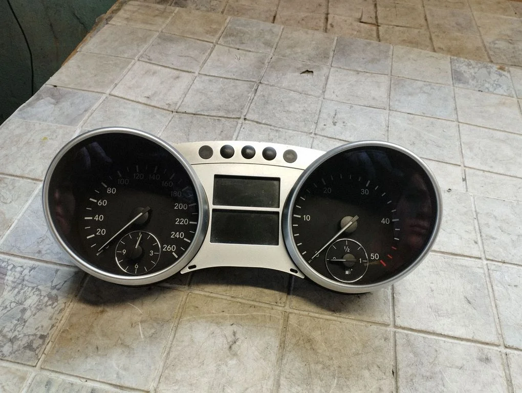 Speedometer (instrument cluster) – Mercedes-Benz R-Class W251 (2005-2013)