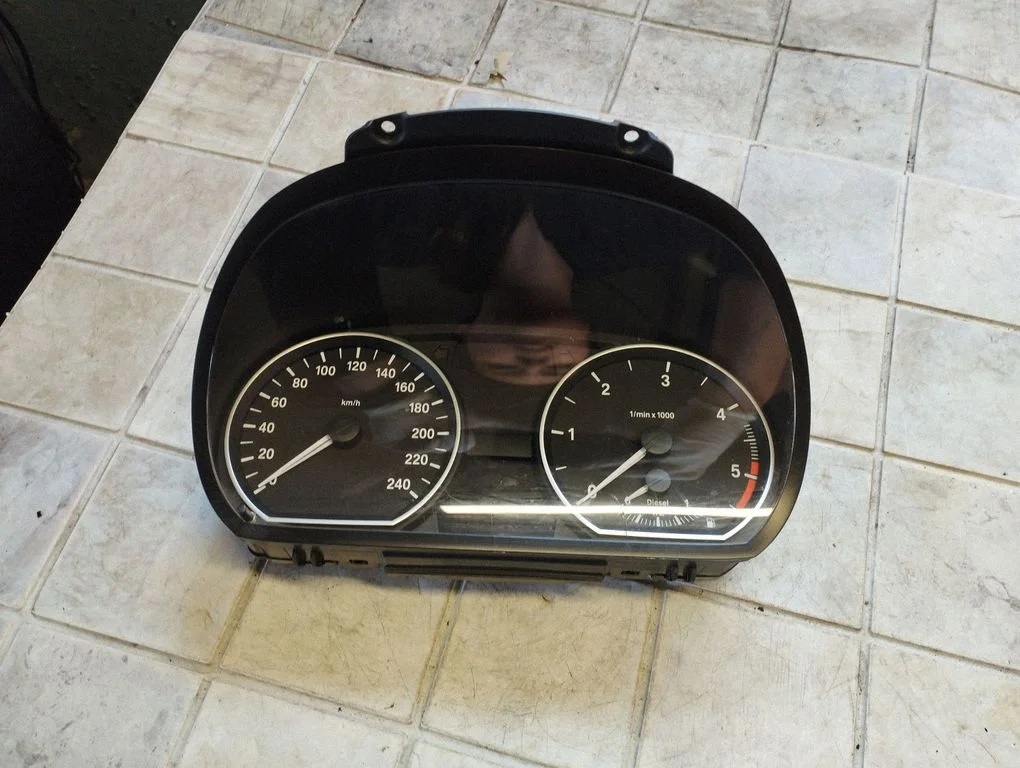Speedometer (instrument cluster) 102495293