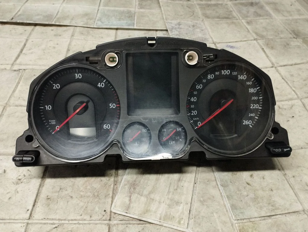 Spidometrs (instrumentu panelis) – Volkswagen Passat B6 (2005-2010)