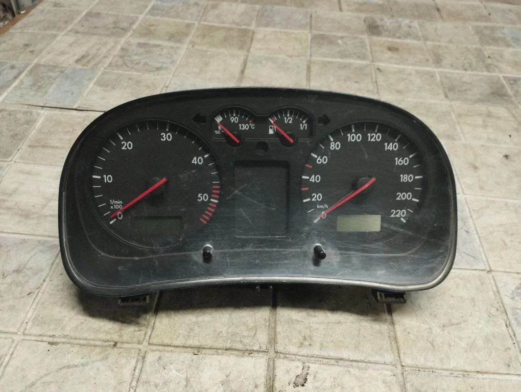 Spidometrs (instrumentu panelis) – Volkswagen Golf IV (1998-2005)