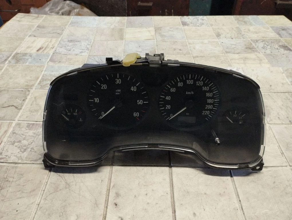 Speedometer (instrument cluster) 351194000