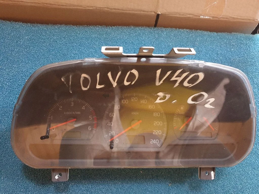 Speedometer (instrument cluster) 30889704D