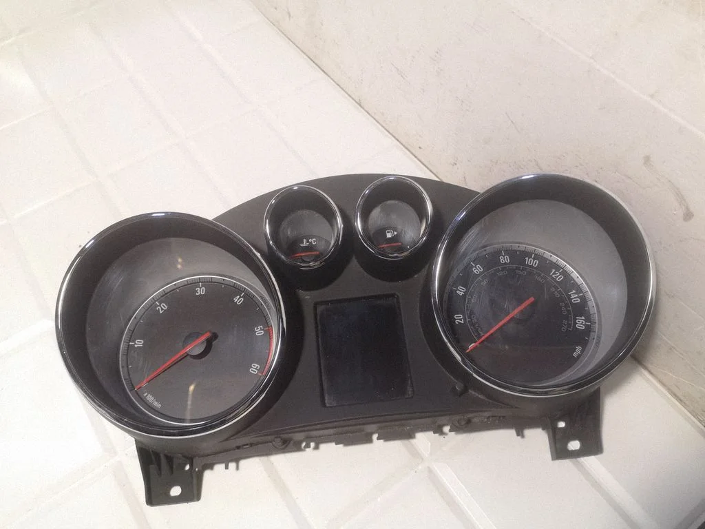 Speedometer (instrument cluster) – Opel Insignia A (2008-2017)