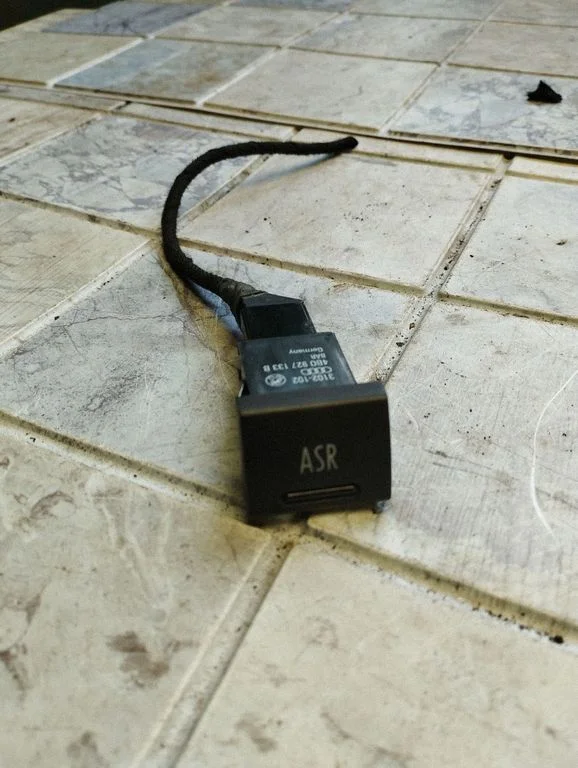 Veojõukontrolli (ASR) lüliti – Audi A6 Allroad C5 (1999-2005)