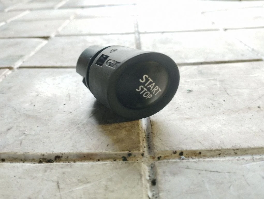 Przycisk start/stop silnika – Renault Megane II (2006-2008)