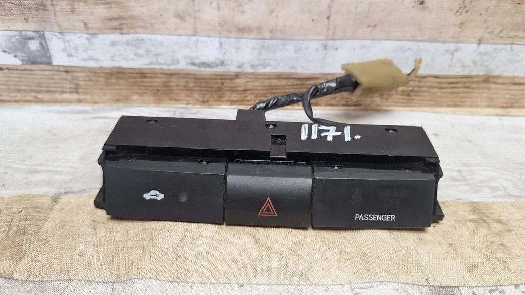 Hazard light switch – Toyota Corolla Verso AR10 (2004-2009)
