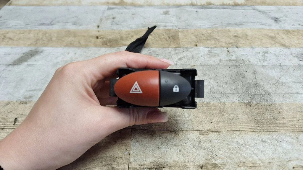 Hazard light switch 8200214896