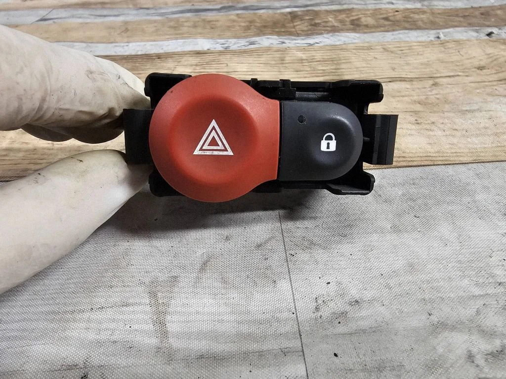 Hazard light switch 8200409382