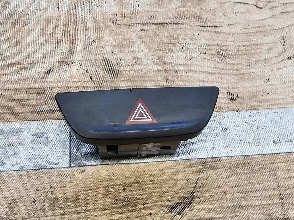 Hazard light switch 13409820