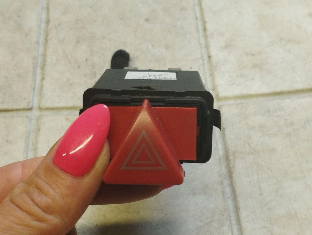 Hazard light switch 51819824