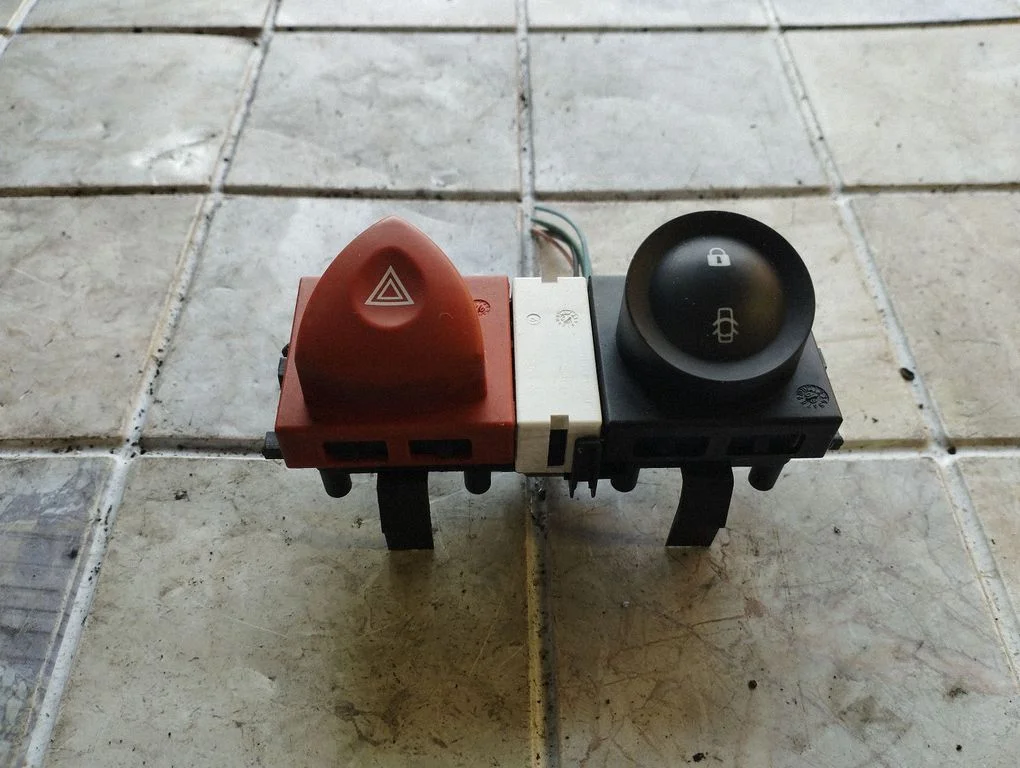 Hazard light switch 8200407415