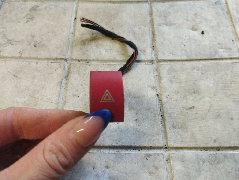Hazard light switch 1Z0953235A