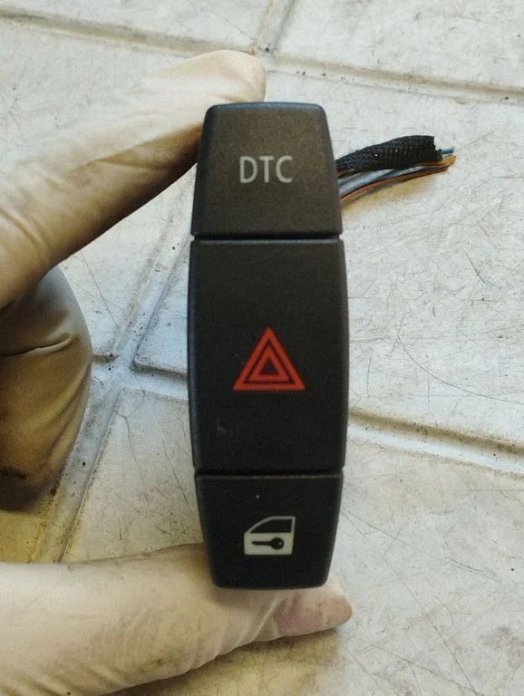 Hazard light switch 694560303
