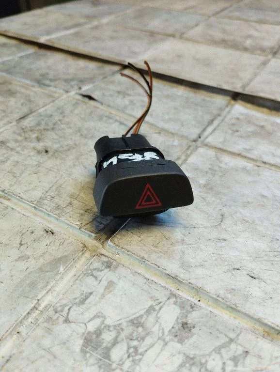 Hazard light switch – Ford Focus C-MAX (2003-2010)