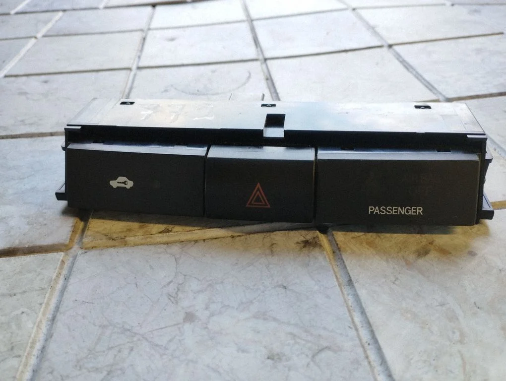 Hazard light switch – Toyota Corolla Verso AR10 (2004-2009)