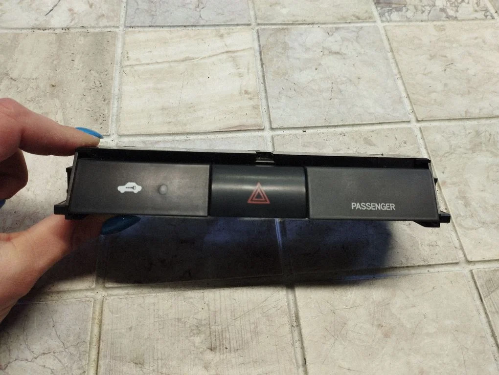 Hazard light switch – Toyota Corolla Verso AR10 (2004-2009)