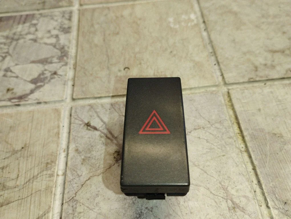 Hazard light switch – Ford Focus C-MAX (2003-2010)