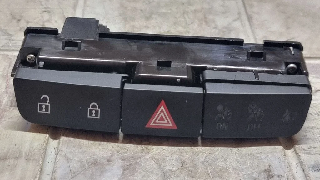 Hazard light switch – Opel Insignia A (2008-2017)