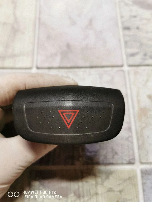 Hazard light switch – Nissan Primera (2002-2007)