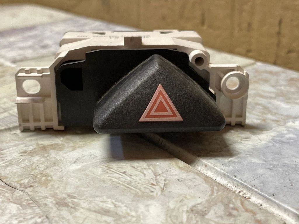 Hazard light switch – Ford Focus C-MAX (2003-2010)