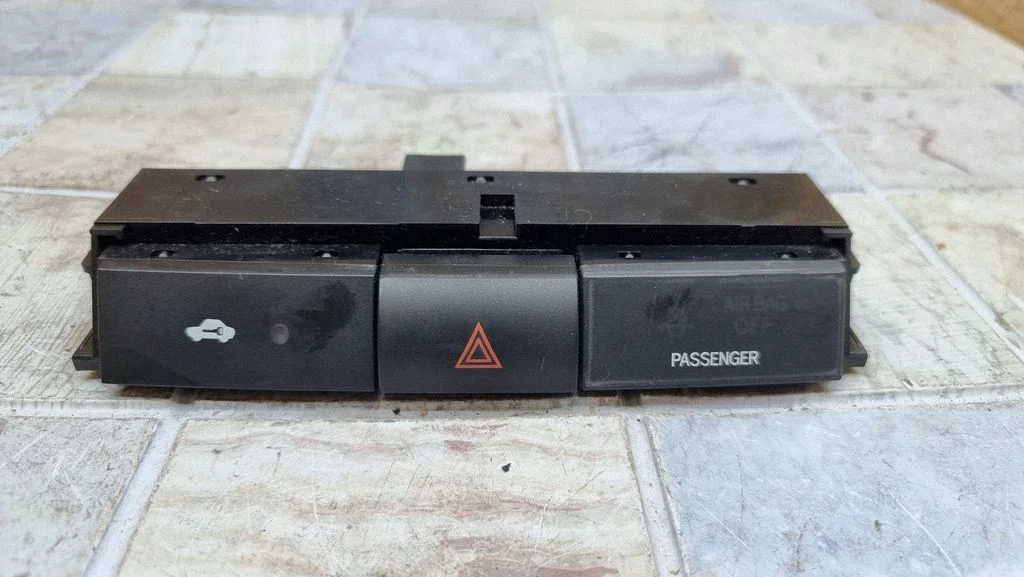 Hazard light switch – Toyota Corolla Verso AR10 (2004-2009)