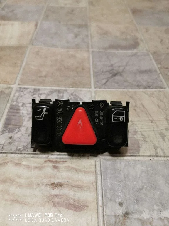 Hazard light switch – Mercedes-Benz E-Class W210 (1995-2002)