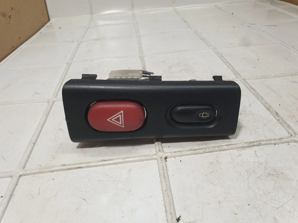 Hazard light switch – Renault Laguna I (1994-2000)