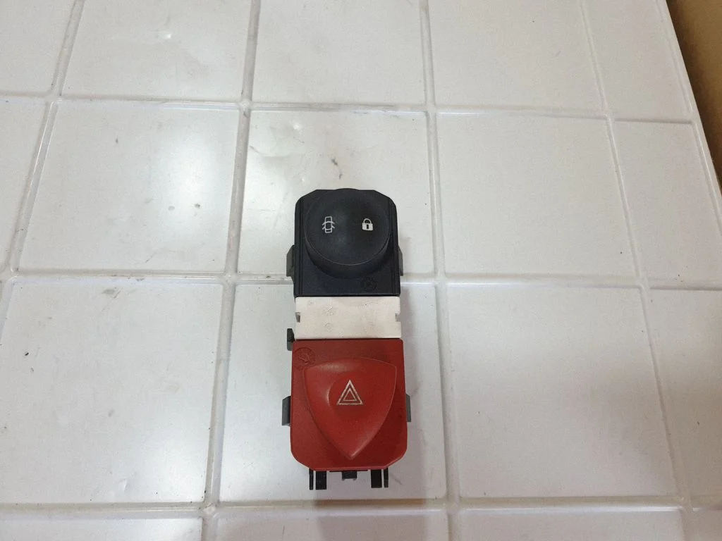 Hazard light switch – Renault Scenic II - Grand scenic II (2003-2006)