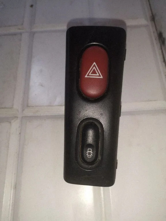 Hazard light switch – Renault Laguna I (1994-2000)