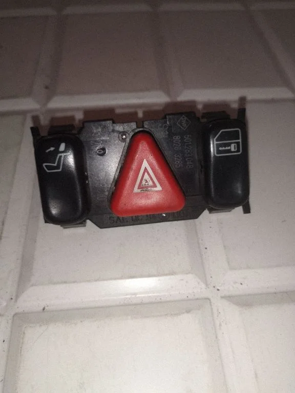 Hazard light switch – Mercedes-Benz C-Class AMG W202 (1993-2000)