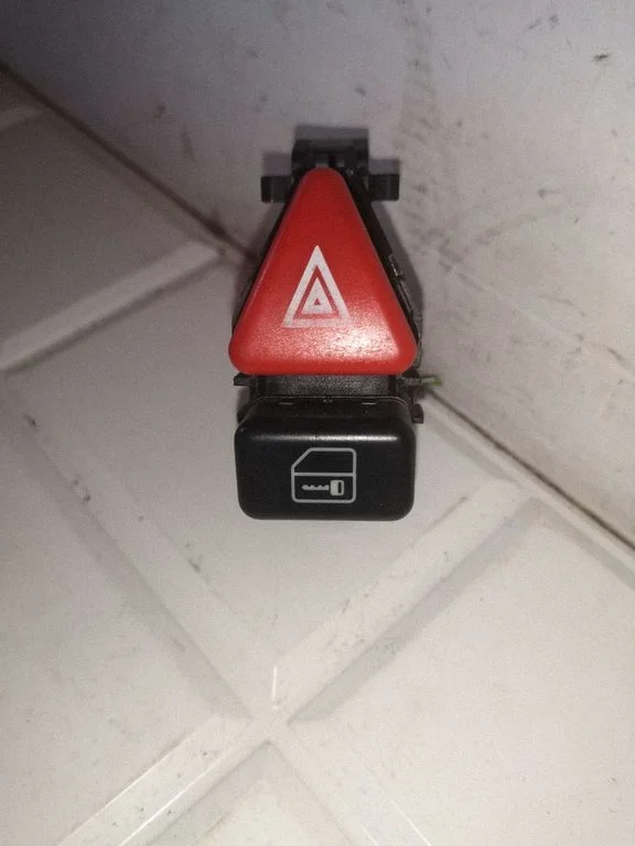 Hazard light switch – Mercedes-Benz A-Class W168 (1997-2004)