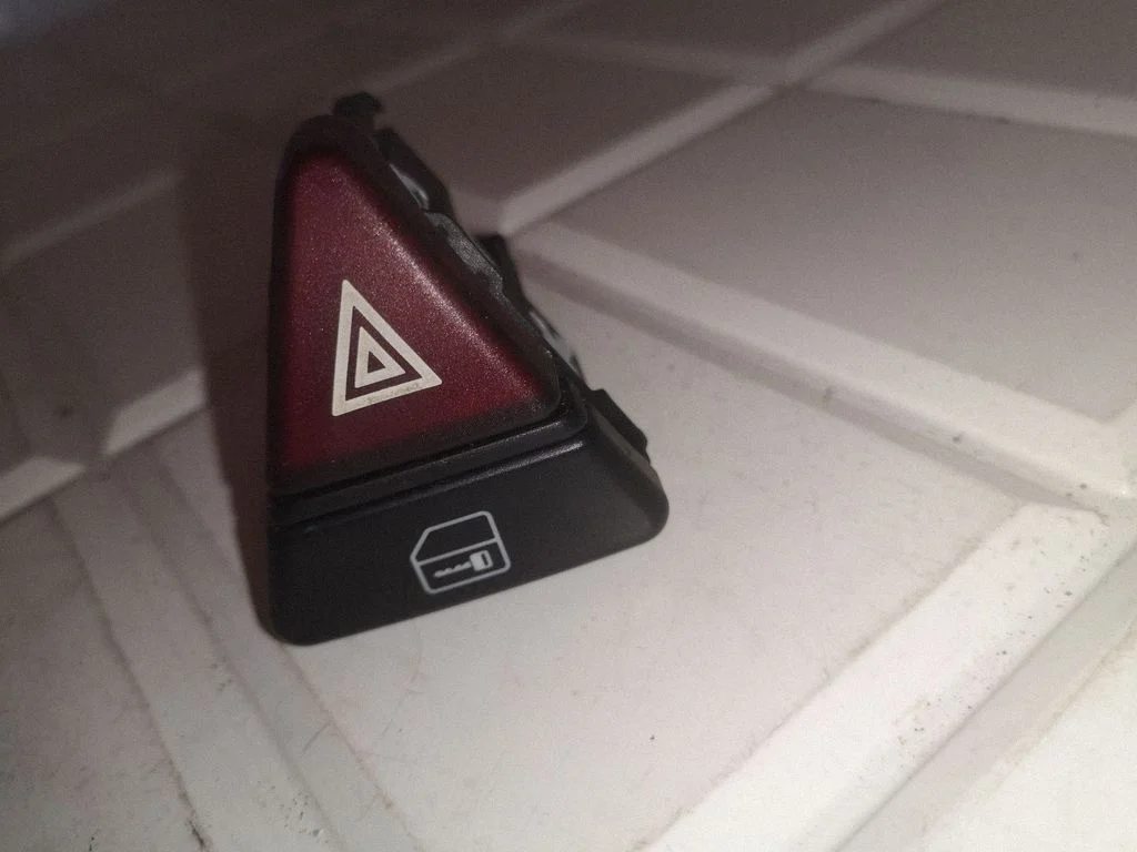 Hazard light switch – Mercedes-Benz A-Class W168 (1997-2004)