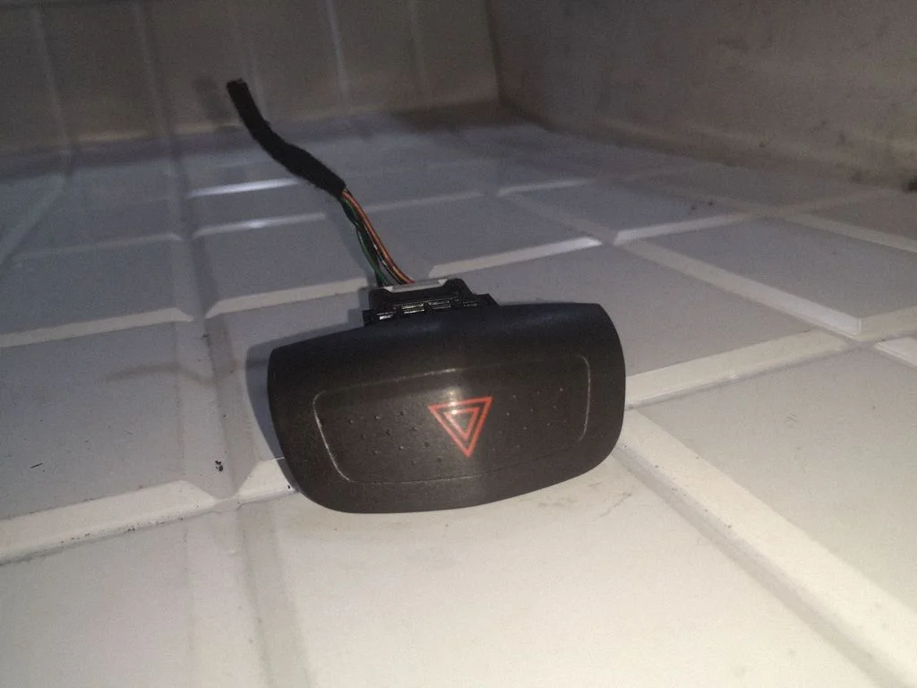 Hazard light switch – Nissan Primera (2002-2007)