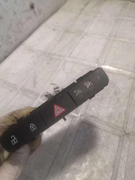Hazard light switch – Opel Insignia A (2008-2017)