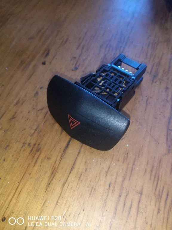 Hazard light switch – Nissan Primera (2002-2007)
