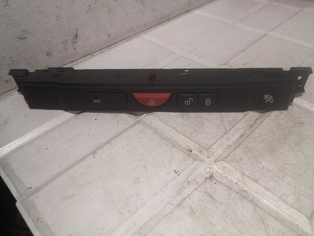 Hazard light switch 8H3213D734AA
