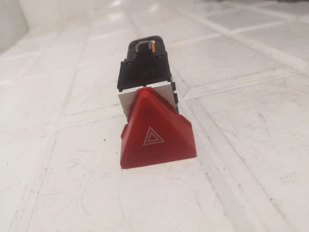 Hazard light switch – Volkswagen Touran I (2003-2010)