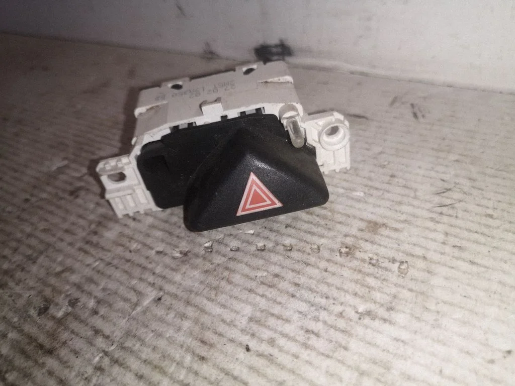 Hazard light switch – Ford Focus (1998-2004)