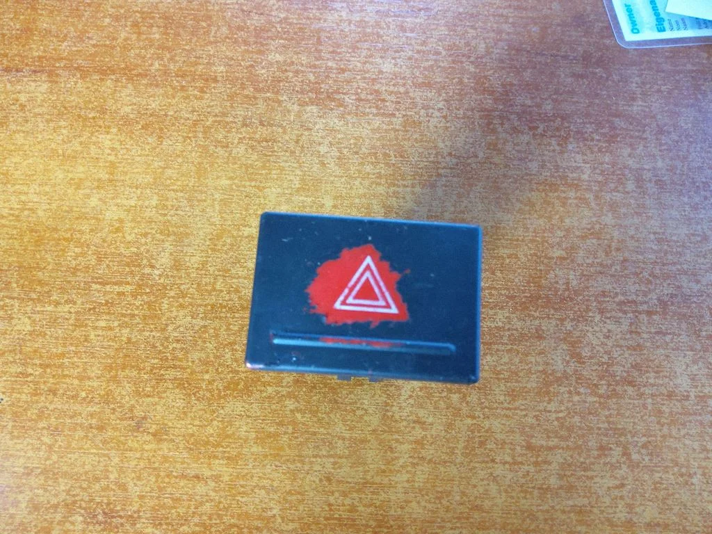 Hazard light switch – Volkswagen Touareg I (2002-2010)
