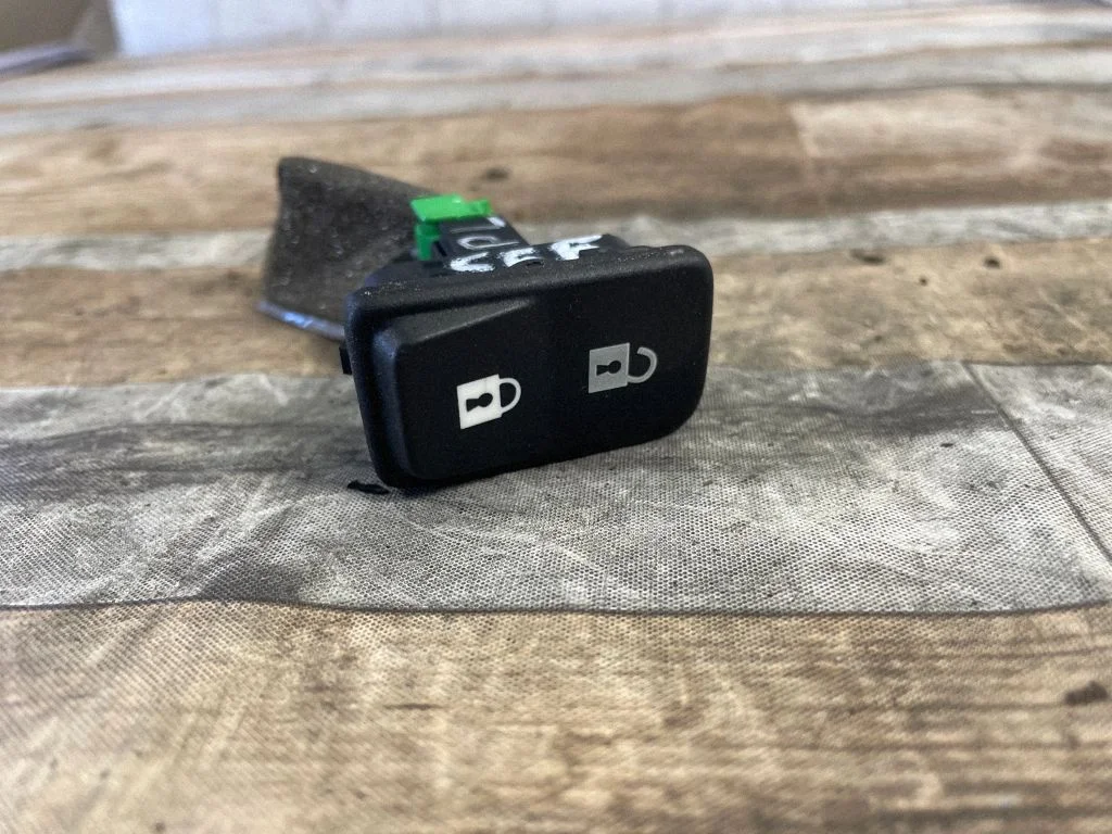 Central locking switch button – Volvo V50 (2004-2007)