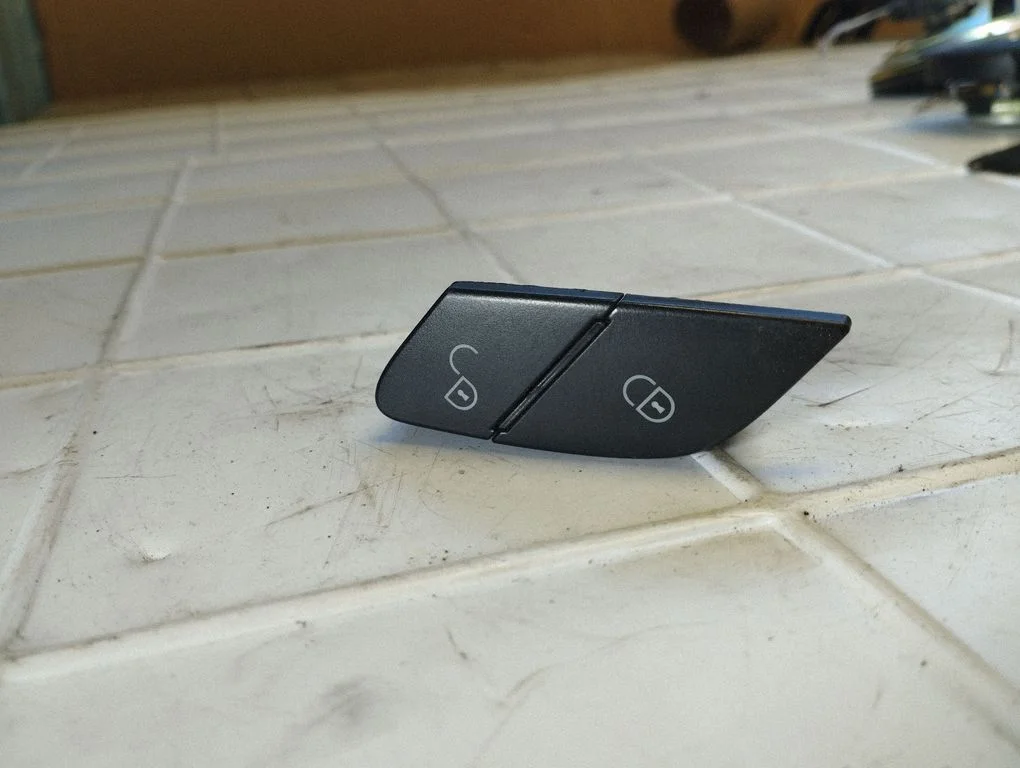 Kesklukustuse lüliti – Mercedes-Benz R-klass W251 (2005-2013)