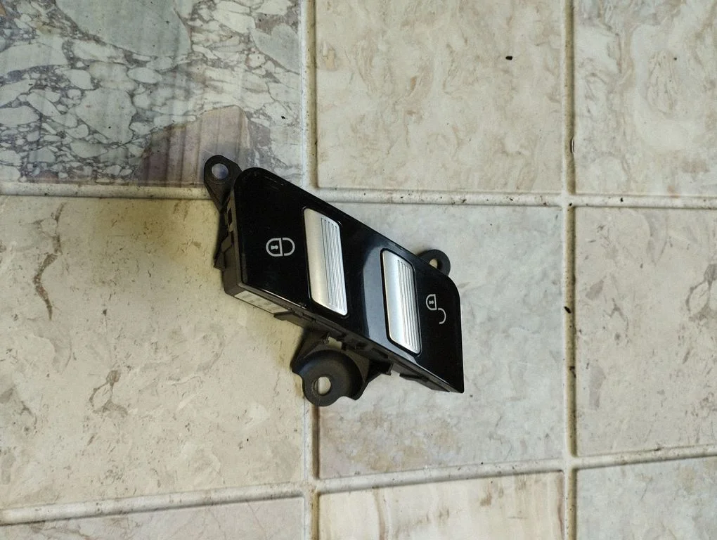 Kesklukustuse lüliti – Mercedes-Benz S-klass W221 (2005-2013)
