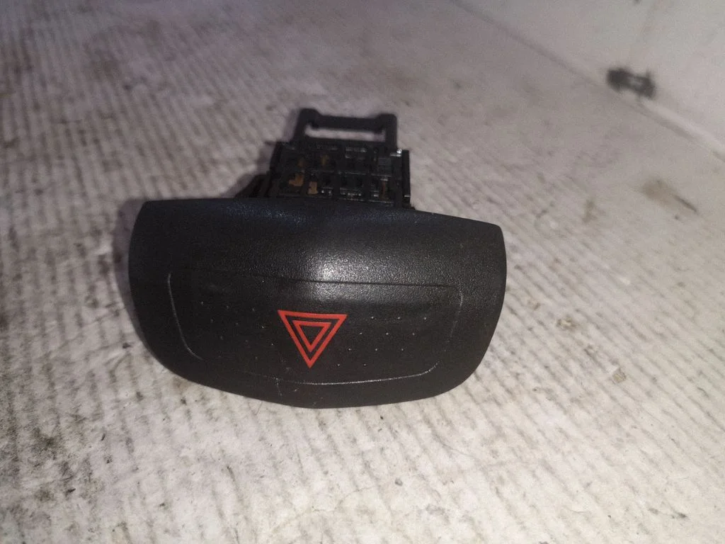 Hazard light switch – Nissan Primera (2002-2007)