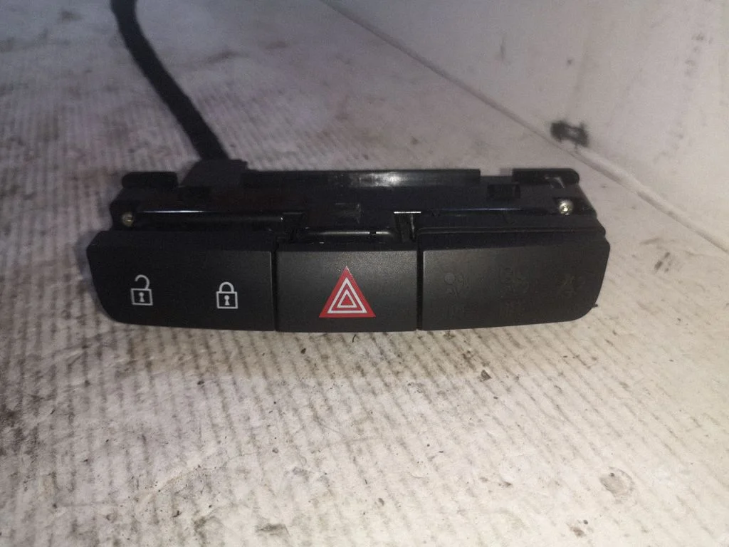 Hazard light switch – Opel Insignia A (2008-2017)
