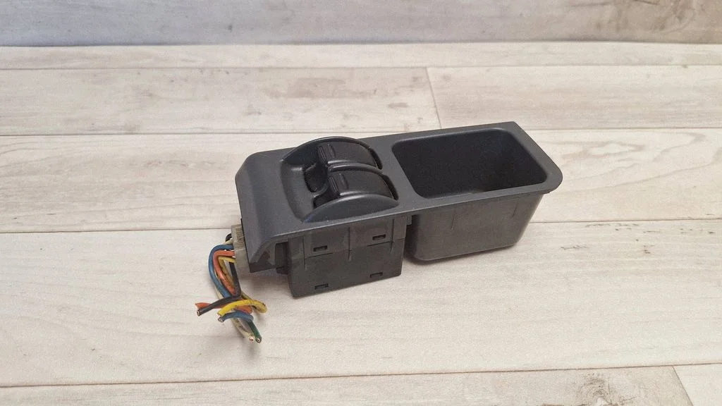 Electric window control switch 96230793