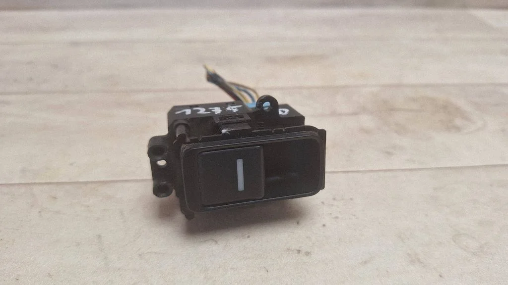Electric window control switch – rear right