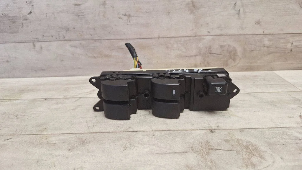 Electric window control switch MN141066