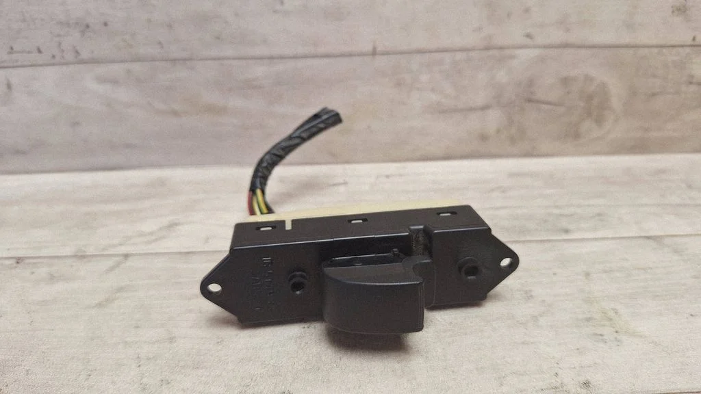Electric window control switch 8608A024