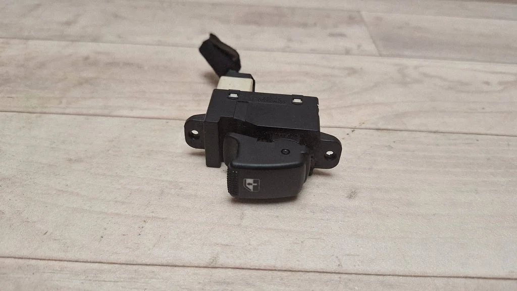 Electric window control switch 935782D000